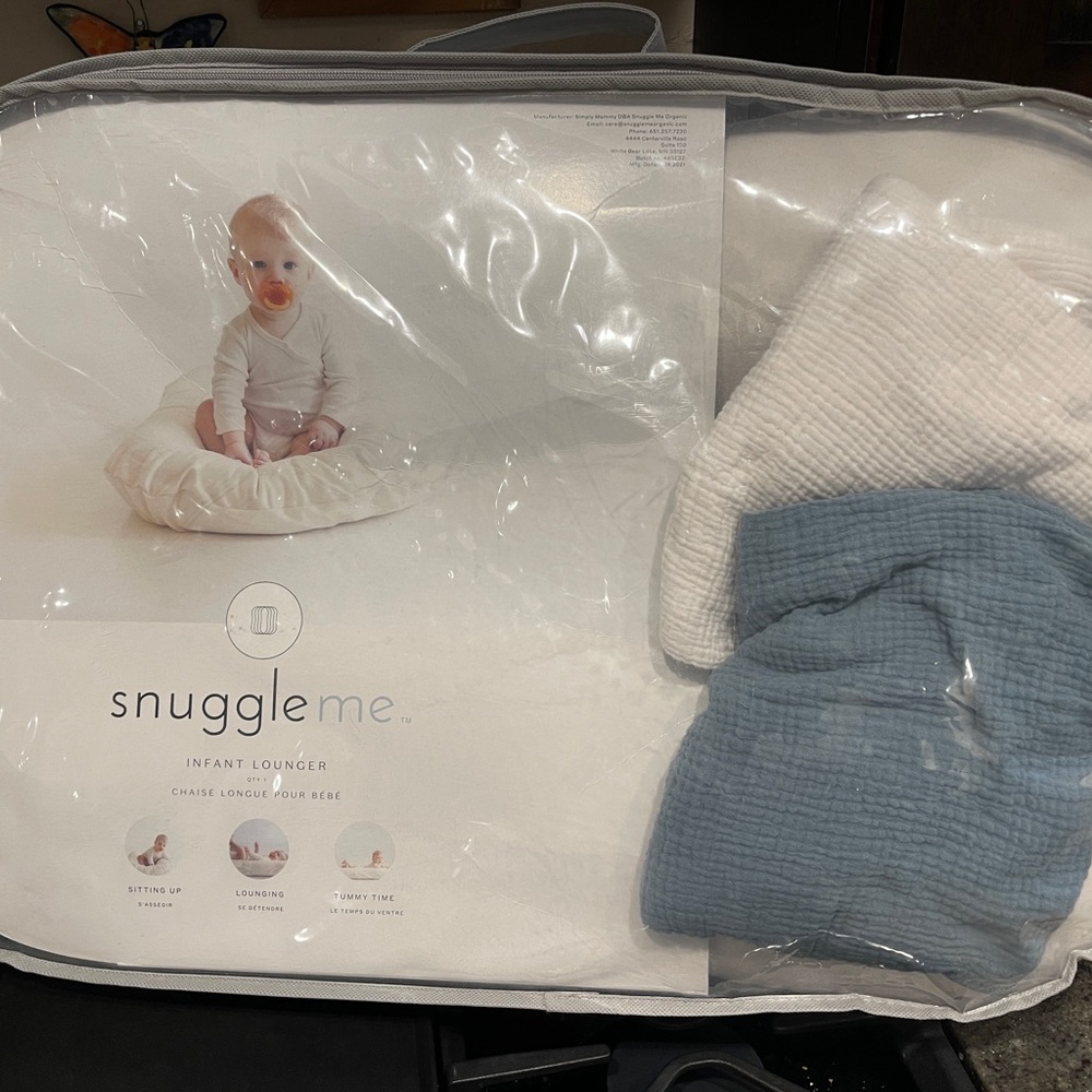 Snuggle Me Infant Lounger - White and Blue